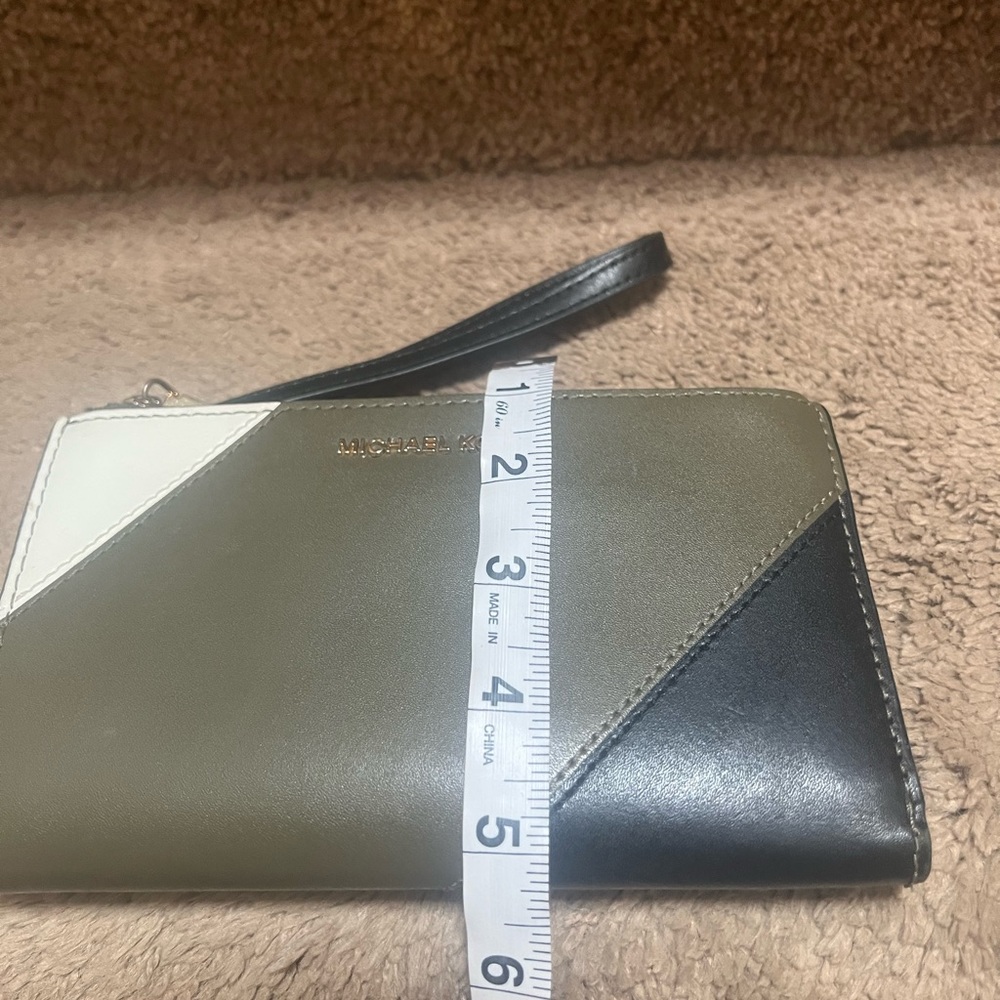 Michael Kors Wristlet/Wallet Colorblock  Like new condition - Picture 4 of 7